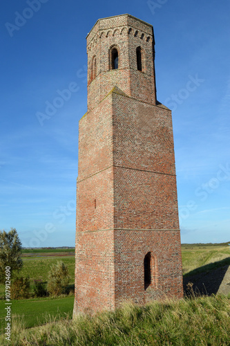 Plompe Toren ist ein spätgotischer, 23 Meter hoher Turm,  in Schouwen-Duiveland, Niederlande. Der Turm gehörte ursprünglich zur Pfarrkirche des untergegangenen Dorfes Koudekerke. photo