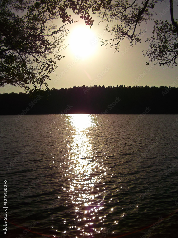 Sonnenaufgang über den See im Herbst