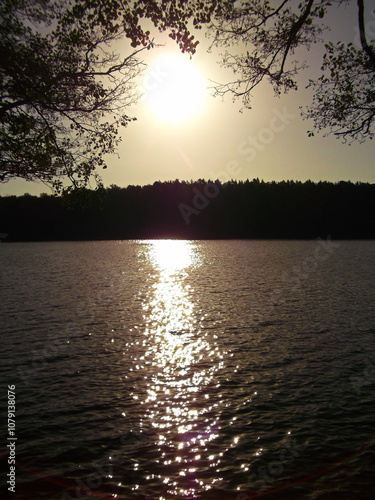 Sonnenaufgang über den See im Herbst