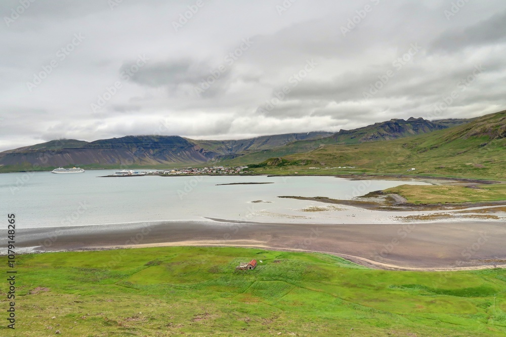 ville de Grundarfjordur située au fond de son fjord ville de Grundarfjordur située au fond de son fjord