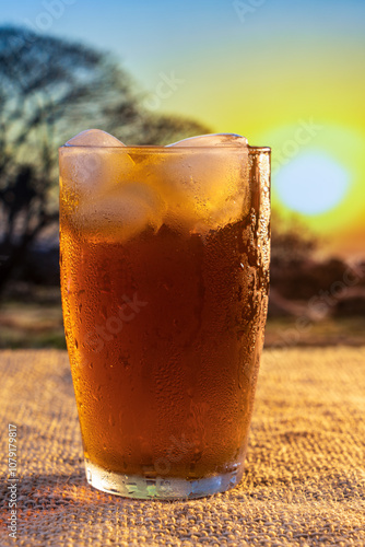 Sol, muito calor e um delicioso copo de chá gelado para refrescar! Rural, bucólico, agreste.