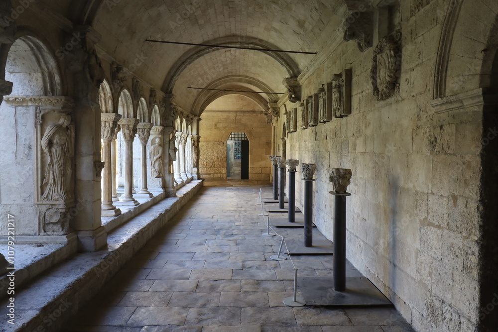 Obraz premium Le cloître Saint-Trophime, cloître médiéval, ville d'Arles, département des Bouches-du-Rhône, France
