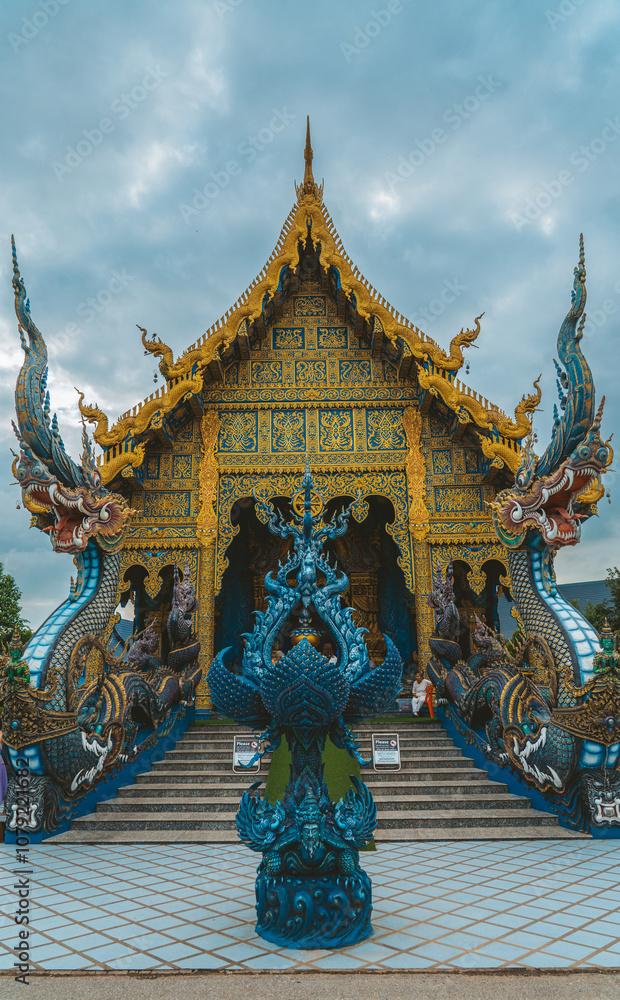 Obraz premium The blue temple in chiang tai Thailand