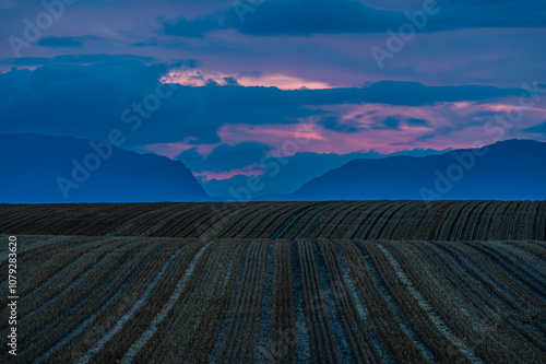 Ciemne niebo nocą, krajobraz górski. photo