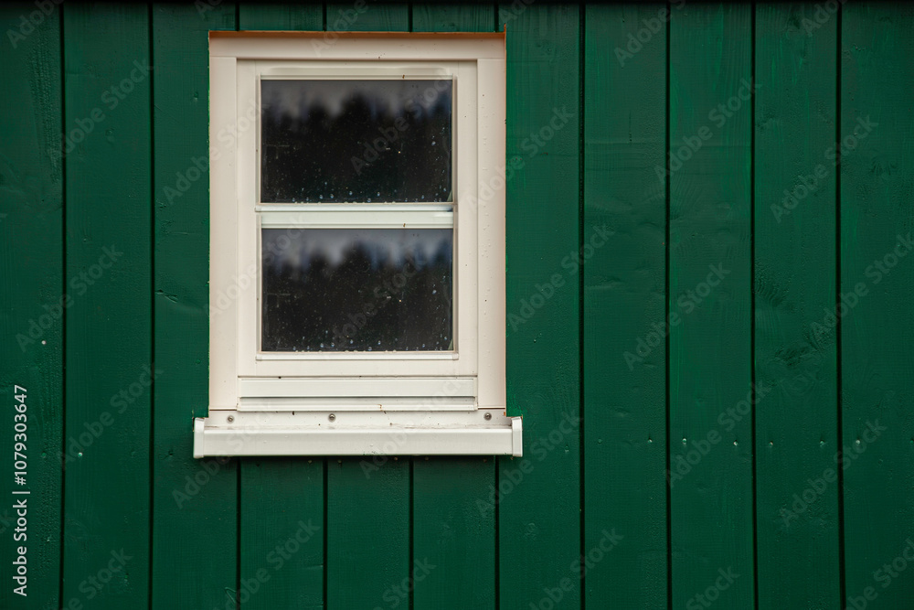 Weißes Fenster in grüner Wand Weißes Fenster in grüner Wand