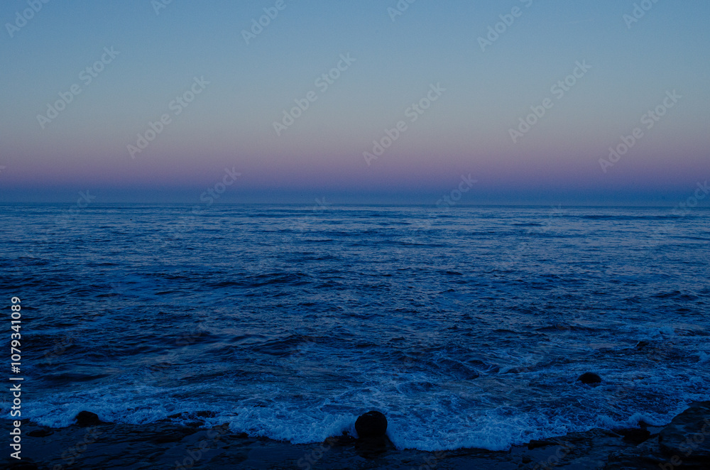 Naklejka premium Ocean at dawn