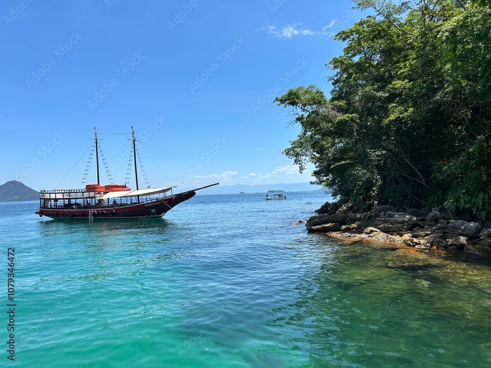 Escuna ancorada próximo a ilha na lagoa azul em Angra dos Reis no Rio de Janeiro Escuna ancorada próximo a ilha na lagoa azul em Angra dos Reis no Rio de Janeiro