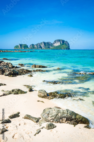 Obraz na płótnie Beautiful tropical beach on island Ko Phi Phi, Thailand w salonie