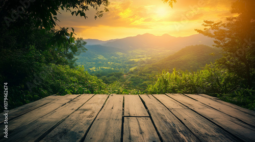 Urokliwa, drewniana platforma otoczona zielenią, z widokiem na g&oacute;ry i zachodzące słońce w tle. 