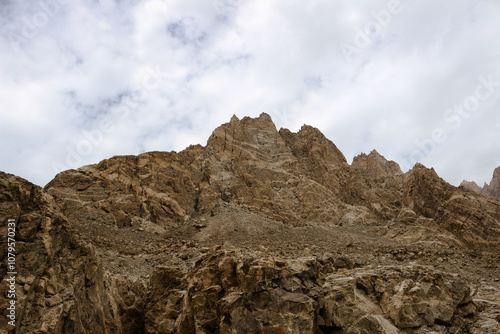 Φωτογραφία Jagged Peaks under Clouded Sky