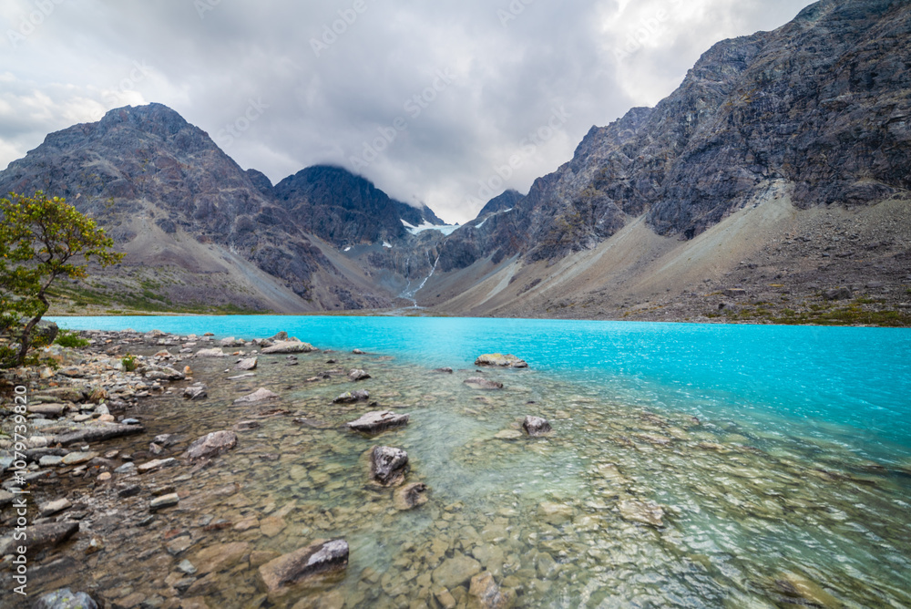 Obraz premium Blue Lake Below Glacier