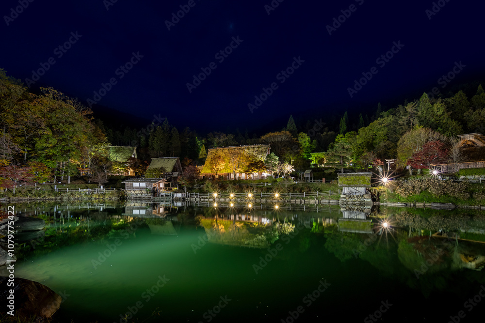 Fototapeta premium 飛騨民俗村 飛騨の里 秋のライトアップ 岐阜県高山市
