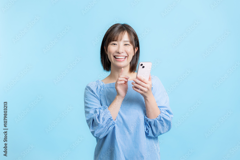 スマホを操作する女性 スマホを操作する女性