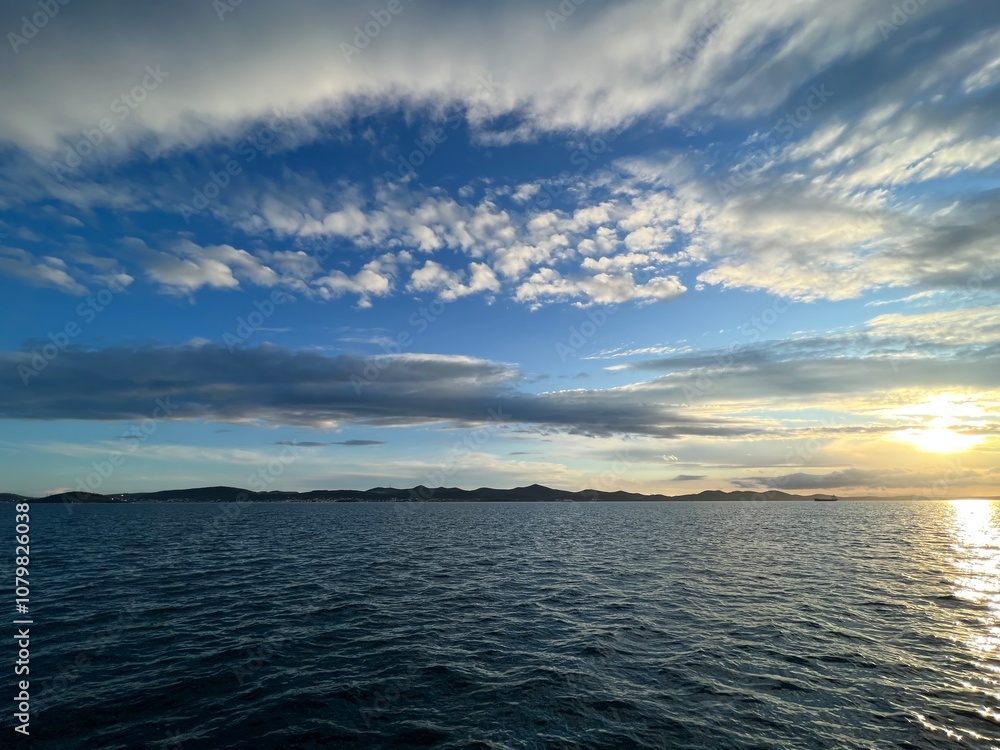 Fototapeta premium Famous Zadar romantic sunset (Zadar, Croatia) - Berühmter romantischer Sonnenuntergang in Zadar (Zadar, Kroatien) - Čuveni zadarski romantični zalazak sunca (Zadar, Hrvatska)
