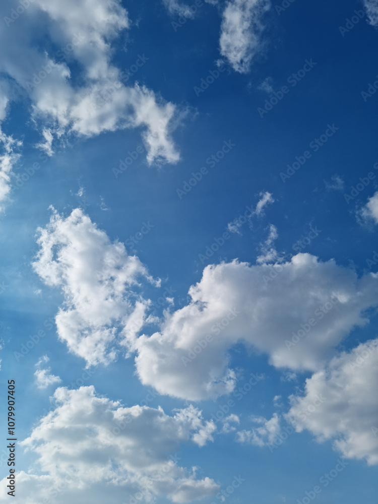 Obraz premium Blue sky and puffy clouds.