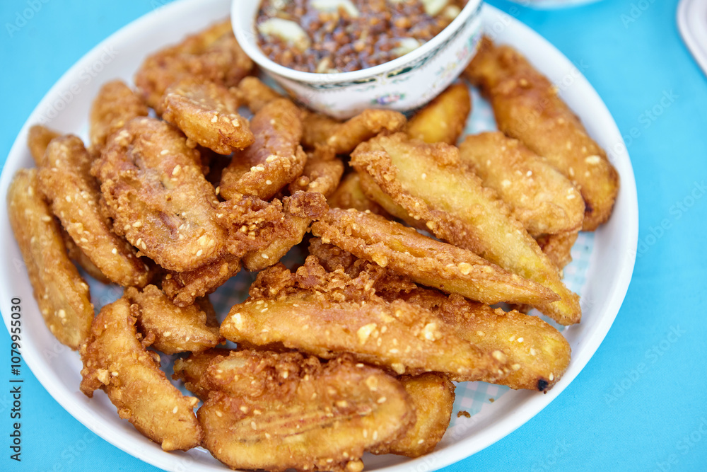 Deep-fried banana with sweet sauce Deep-fried banana with sweet sauce