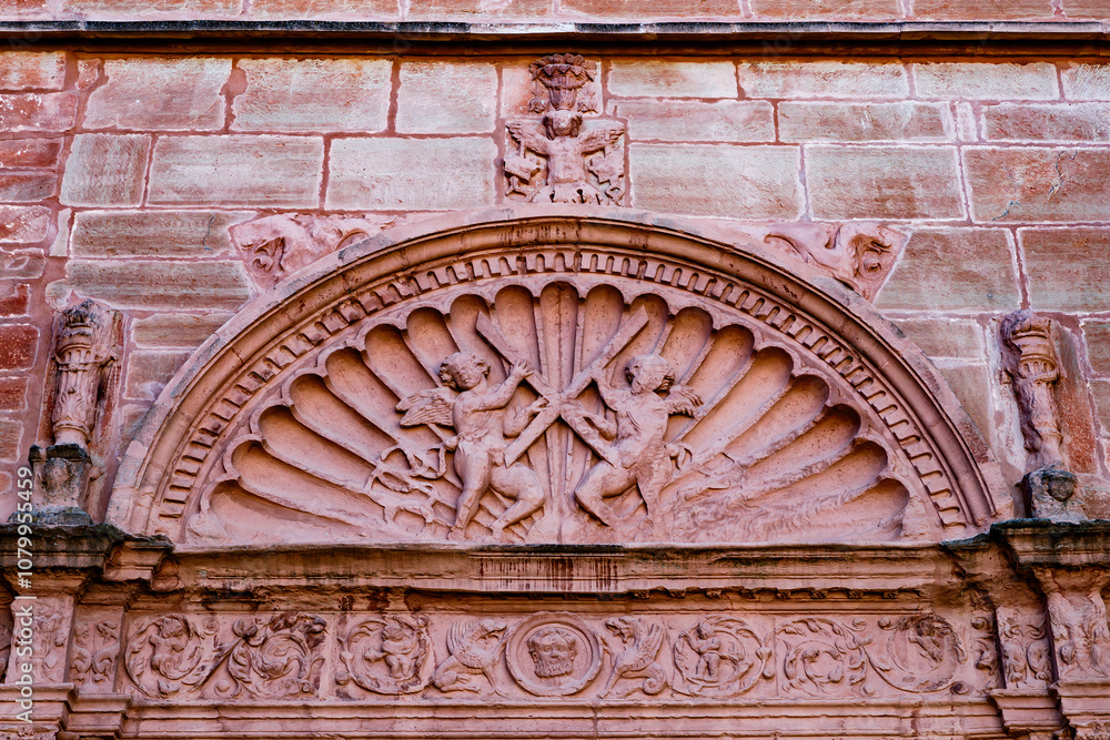 Façade with two angels in Villanueva de los Infantes
