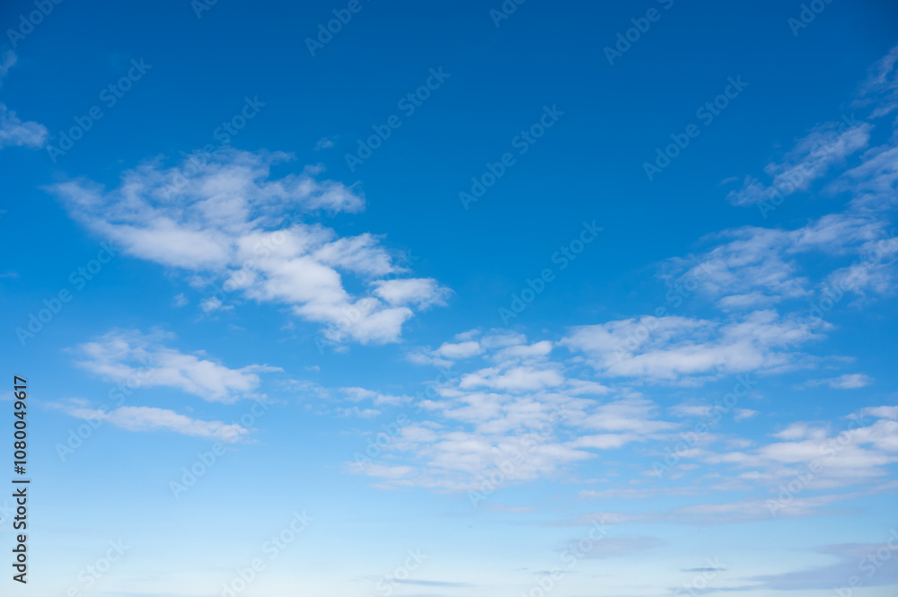 清々しく晴れた秋の空、青い空と白い雲 清々しく晴れた秋の空、青い空と白い雲