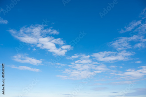 清々しく晴れた秋の空、青い空と白い雲