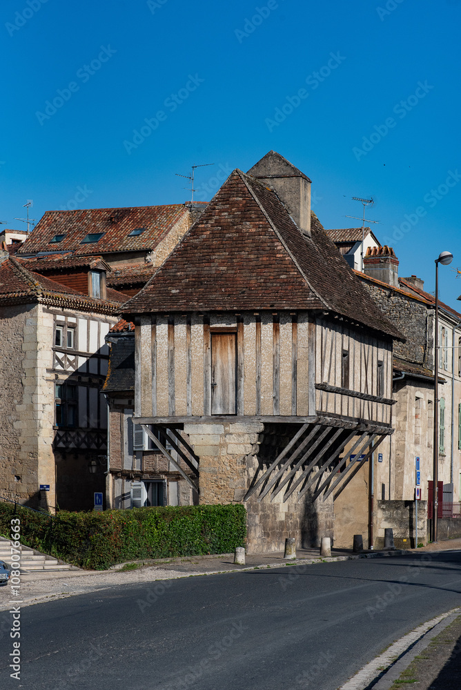 Appelé aussi loge du Guet, construit en 1347 sur les remparts du Puy-Saint-Front. Format portrait. Appelé aussi loge du Guet, construit en 1347 sur les remparts du Puy-Saint-Front. Format portrait.