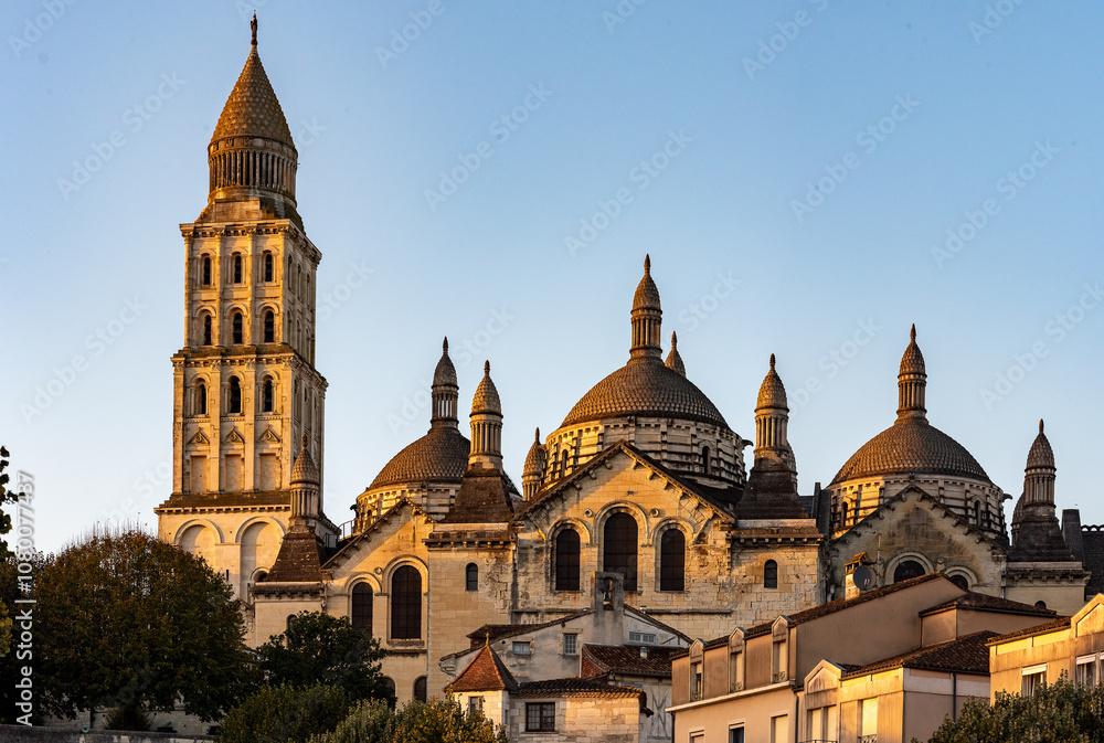 On distingue le clocher qui domine l'ensemble ainsi que les nombreux clochetons qui surplombent les dômes et les angles de l'édifice. Format paysage On distingue le clocher qui domine l'ensemble ainsi que les nombreux clochetons qui surplombent les dômes et les angles de l'édifice. Format paysage