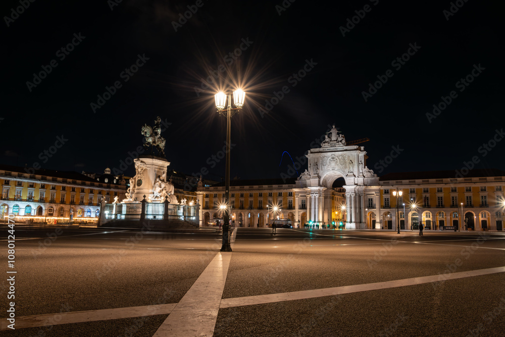 Obraz premium Iconic commercial square and the Rua Augusta Arch at night