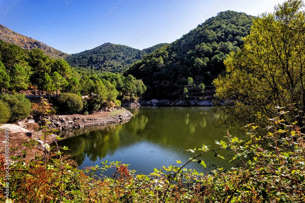 Embalse de Piedralaves en la Sierra de Gredos Embalse de Piedralaves en la Sierra de Gredos