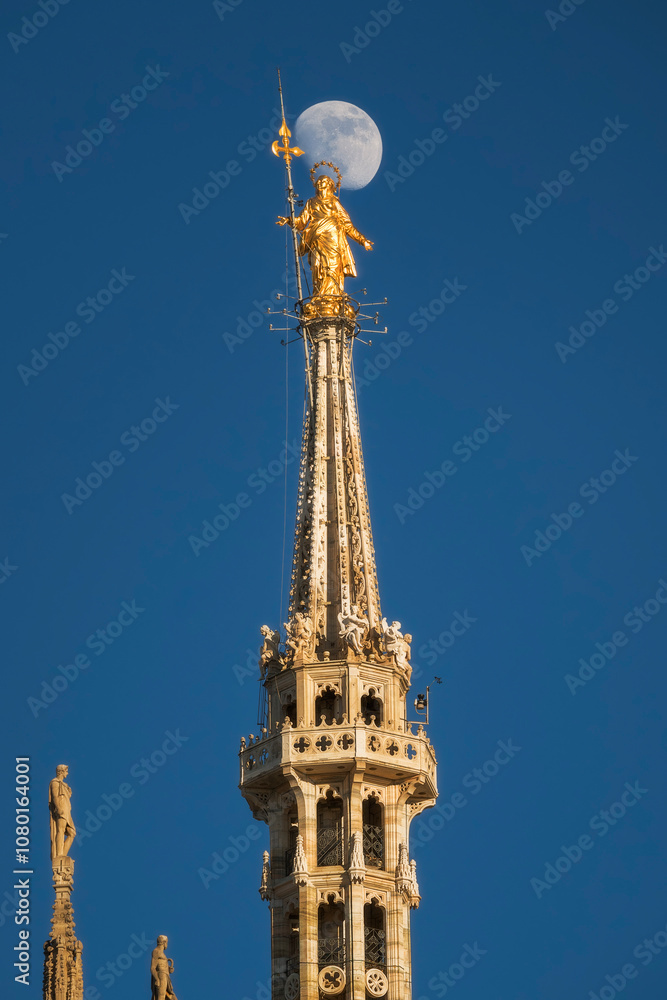 Luna sulla Madonnina del Duomo di Milano Luna sulla Madonnina del Duomo di Milano