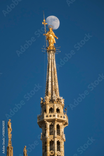 Luna sulla Madonnina del Duomo di Milano