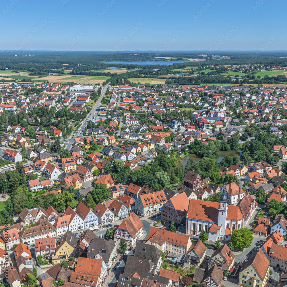 Obraz premium Ausblick auf Hilpoltstein nahe des Rothsee in der Ferienregion Fränkisches Seenland