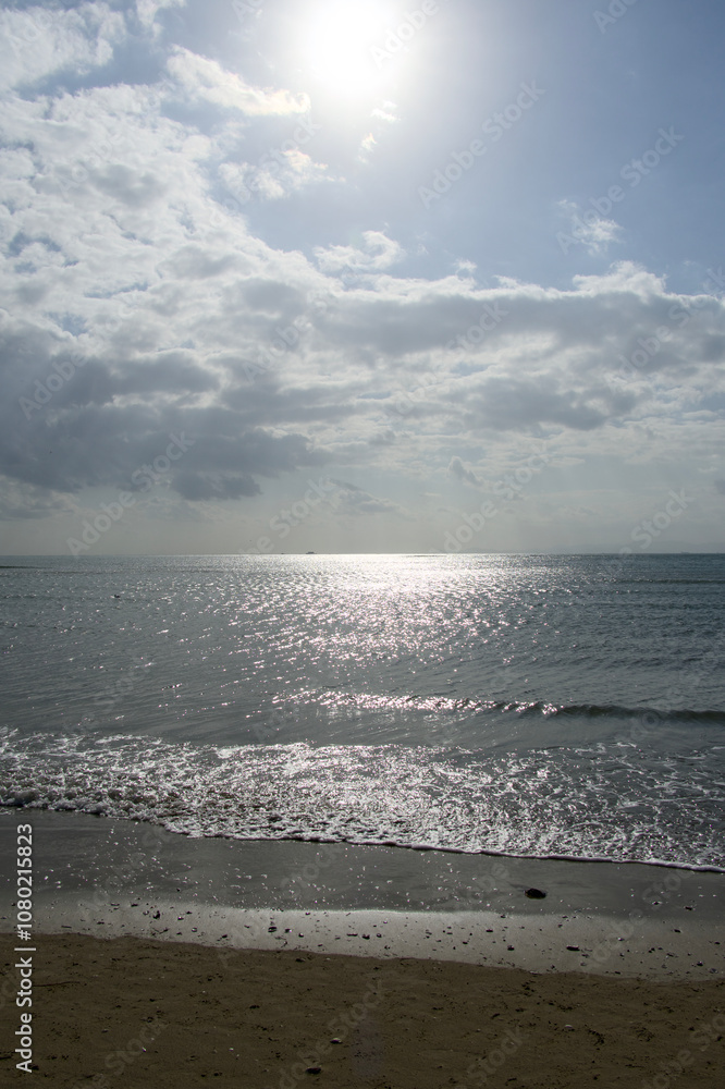 Fototapeta premium 바다위 태양과 윤슬