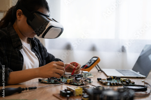 Foto A woman is working on a computer with a VR headset on