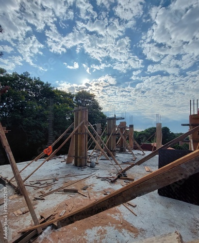 Construcción de encofrado para colado de hormigón armado en pilares photo