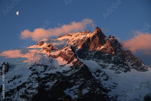 La Meije. Lever de soleil. Massif des Ecrins, Oisans, Alpes photo