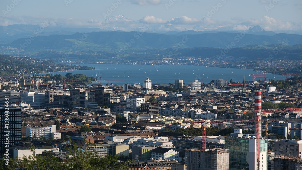 Obraz premium Blick auf die Stadt Zürich, Zuerichsee und die Berge im Hintergrund, Stadtpanorama, Schweiz