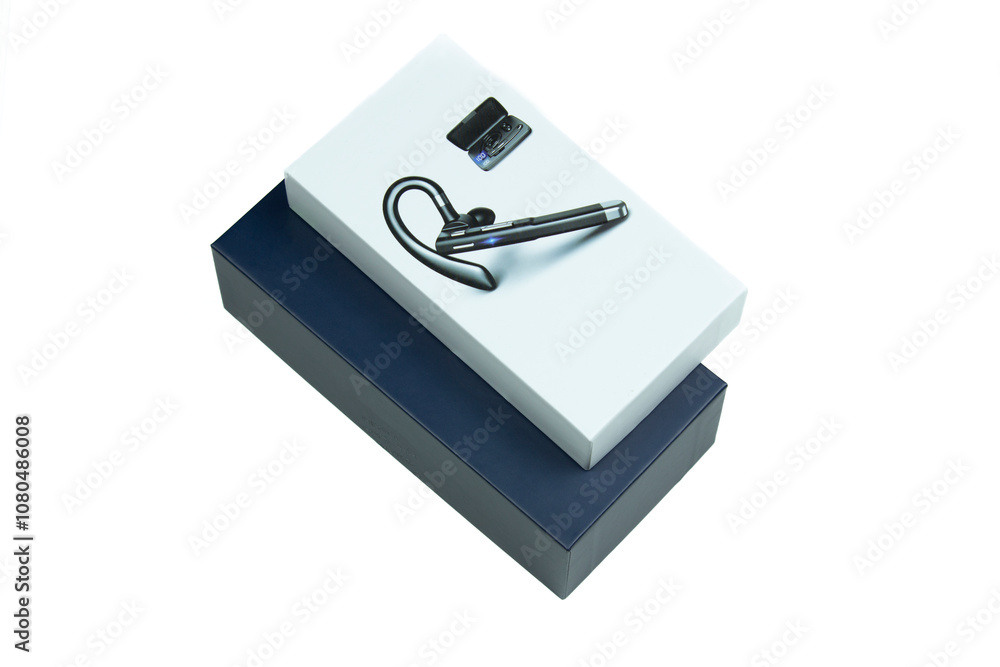 pudełko z zestawem słuchawkowym Bluetooth leży na ciemnym pudełku na białym tle pudełko z zestawem słuchawkowym Bluetooth leży na ciemnym pudełku na białym tle