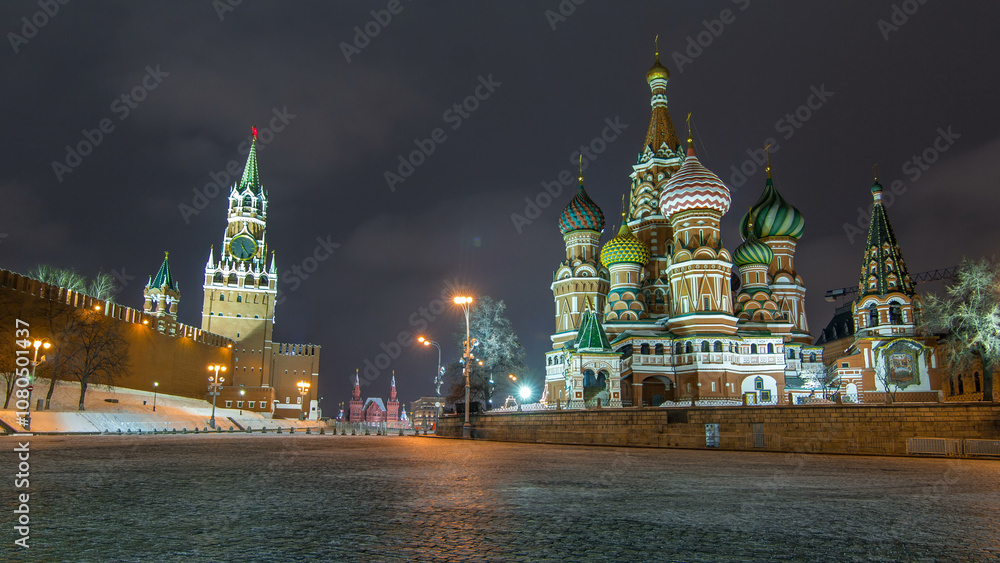 Obraz premium Moscow Kremlin timelapse hyperlapse with Spasskaya tower and Cathedral of St. Basil, Russia. Red Square in winter night