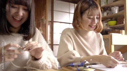 クラフト作りをする女性2人