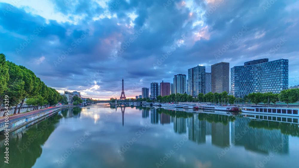 Fototapeta premium Eiffel Tower sunrise timelapse with boats on Seine river and in Paris, France.