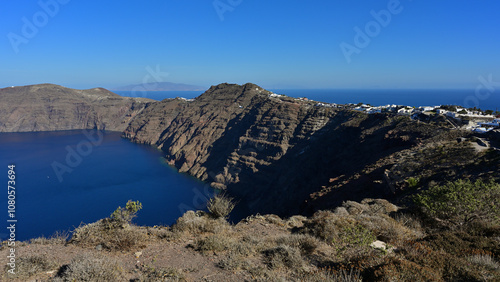 Ein Panoramabild von der Griechischen Insel Santorin, über den Rand der Caldera, während der Wanderung von dem beliebtesten Wanderweg von Fira nach Oia. photo