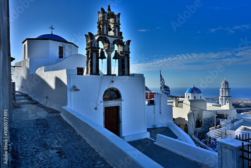 Die Kirchen von der Pyrgos auf der Griechischen Insel Santorin am Morgen bei strahlend blauen Himmel. photo