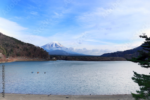 精進湖と富士山・山梨県