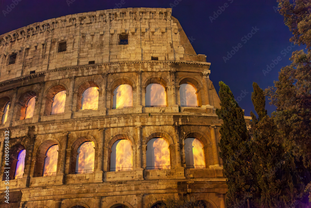 Colosseo in fiamme. Roma in fiamme. Immagine rare di una simulazione di un incendio al Colosseo