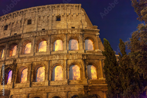 Obraz na płótnie Colosseo in fiamme. Roma in fiamme. Immagine rare di una simulazione di un incendio al Colosseo w salonie