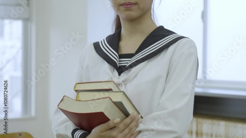 教室で勉強をする若い日本人の学生