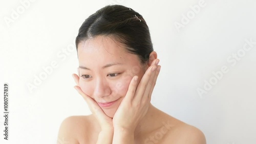 手で顔を触っている女性