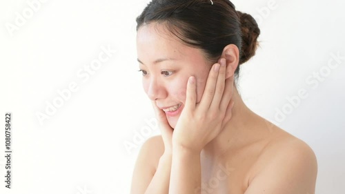 手で顔を触っている女性