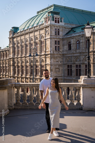 Photography Young couple in love visiting the opera house