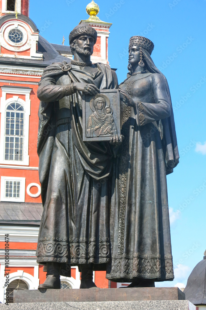 Obraz premium Monument with the inscription: Prince Alexander Yaroslavich (Nevsky) and Princess Alexandra Bryachislavna. Wedding in Toropets 1239