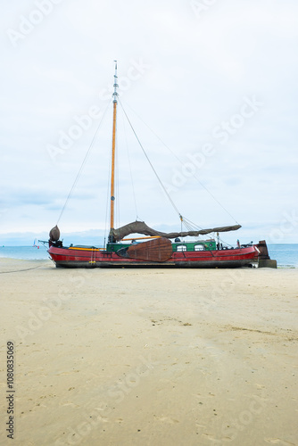 Strand mit Booten bei West auf der Nordseeinsel Terschelling, Niederlande